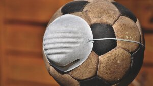 Symbolbild: Fußball mit der Maske