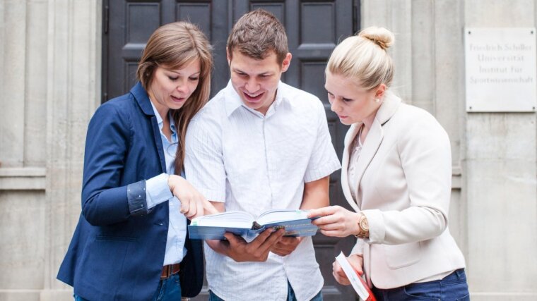 Sportmanagement-Studierende vor dem Institut