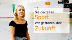 Sportmanagement-Studentin in der Sporthalle
