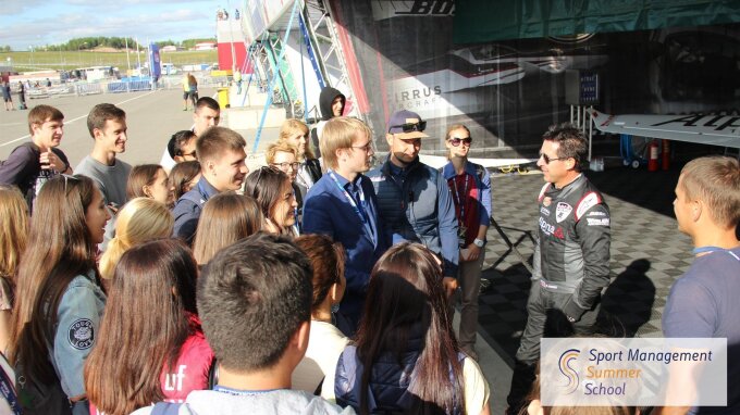 Teilnehmerinnen und Teilnehmer der Sommerschule bei Red Bull Race
