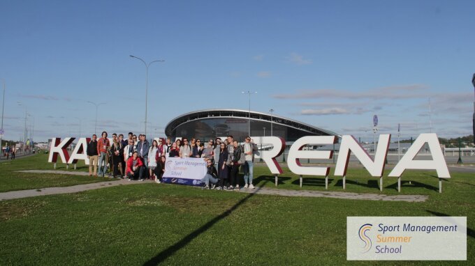 Teilnehmerinnen und Teilnehmer der Sommerschule vor der Kazan Arena