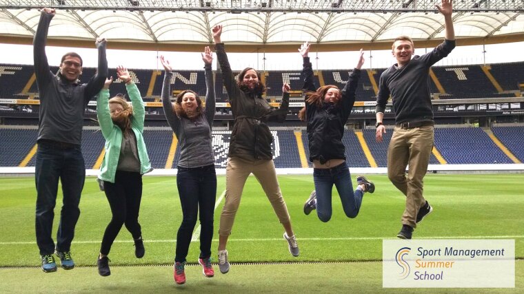 Teilnehmerinnen und Teilnehmer der Sommerschule in der Commerzbank Arena (Frankfurt am Main)