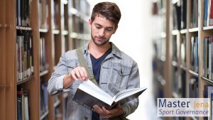 Student in der Bibliothek